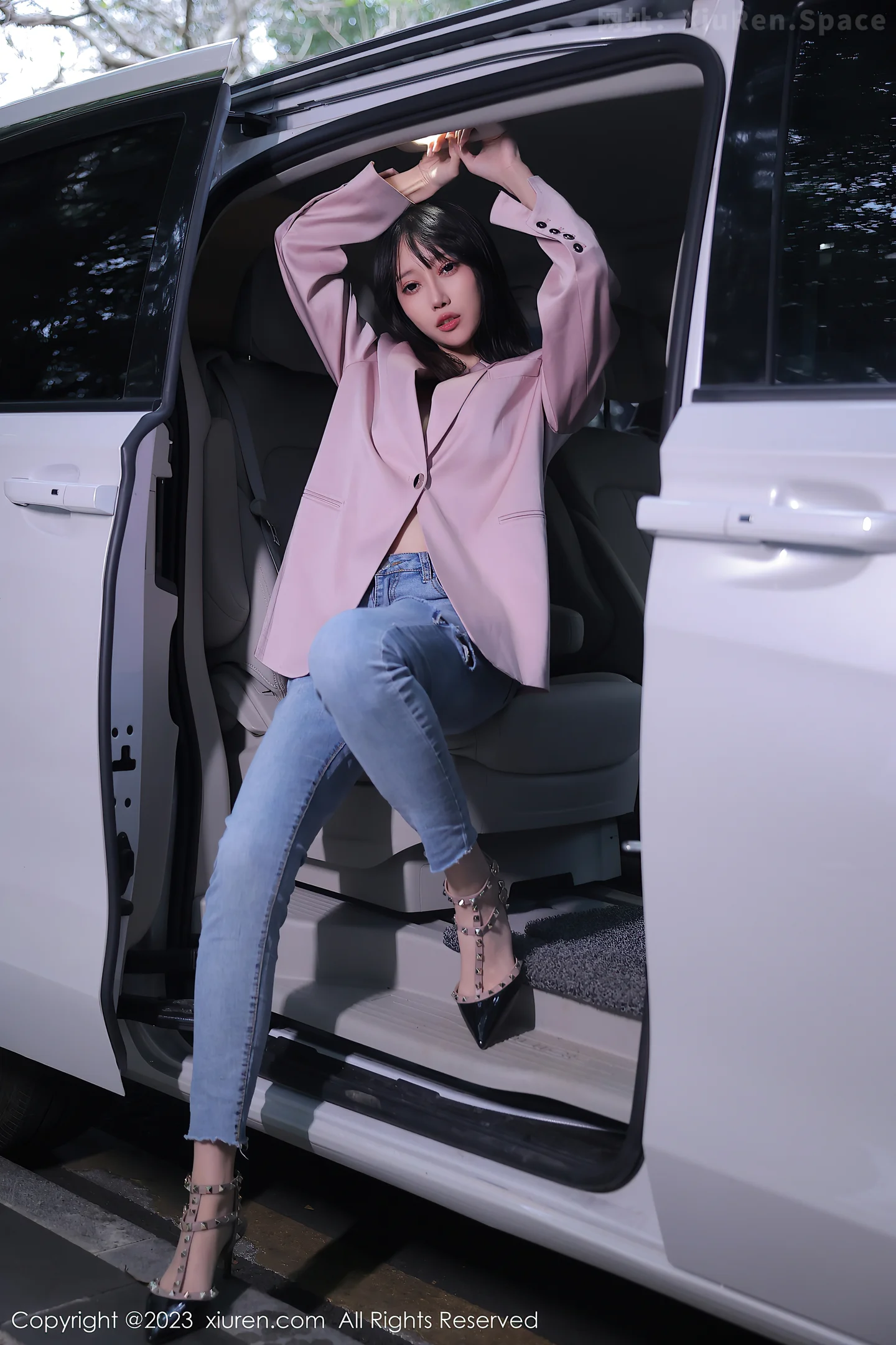 图片[4]-[XiuRen秀人网]2023.03.03 VOL.6355 玥儿玥er 粉色外套与紧身牛仔裤加白色内衣性感私房写真集-秀人网官方网站